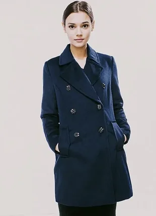 Базовое двубортное темно-синее короткое пальто демисезон