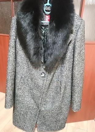 Пальто,воротник из натурального меха