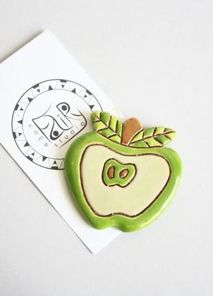 Керамическая брошь зеленое яблоко