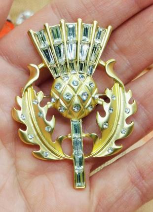 Изысканная брошь чертополох в стиле trifari, багетные кристаллы, геральдика, матовое золото