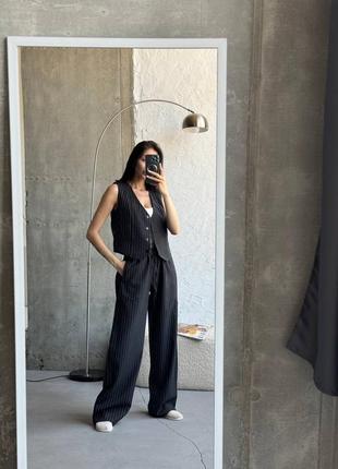 Брючный костюм женский черный в полоску с жилеткой осенний весенний летний