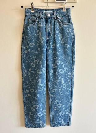 Джинсы mom для девочки 10 лет в интересном дизайне