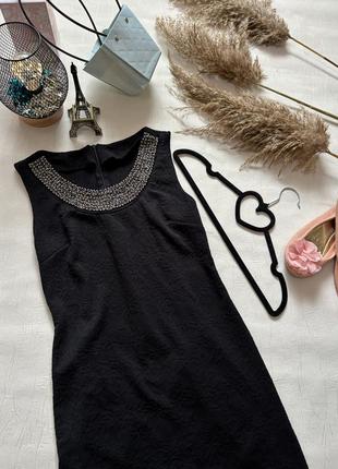 Женское черное миди платье в камне