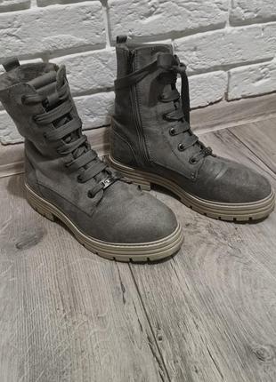 Светлые зимние ботинки тom tailor из натуральной замши бежево-серого оттенка с густым мехом внутри. легкая подошва с глубоким протектором