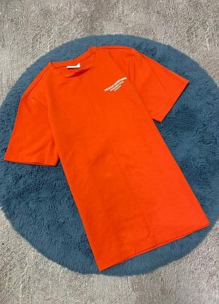 Яскрава помаранчева футболка