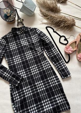 Жіноча сукня в обтяжку довгий рукав в клітинку