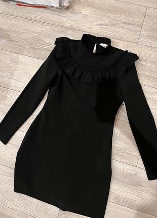 Черное платье с рюшей h&m