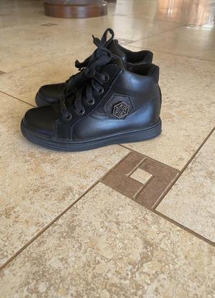 Дуже стильні черевички для хлопчика 26-й розмір 16,5-17 см устілка