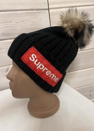 Шапка в в стилі supreme