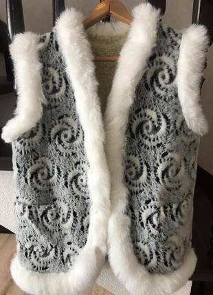 Теплая меховая жилетка из натуральной шерсти