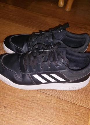 Фирменные кроссовки adidas! размер 38.
орігінал.