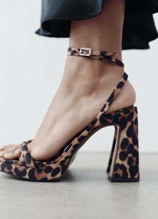 Босоніжки zara