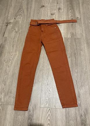 Джинсы с поясом bershka