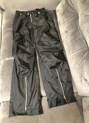 Новые спортивные штаны в черном цвете.