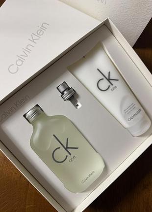 Набір парфумований calvin klein ck one набір (edt/200ml + b/lot/200ml)