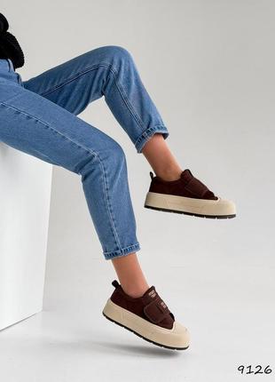 Удобные шоколадные замшевые демисезонные высокие кеды ботинки в стиле бренда на липучке