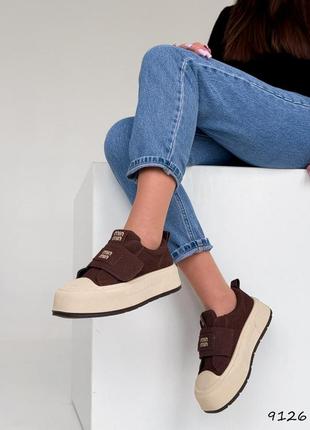 Удобные шоколадные замшевые демисезонные высокие кеды ботинки в стиле бренда на липучке