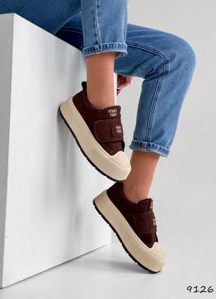 Удобные шоколадные замшевые демисезонные высокие кеды ботинки в стиле бренда на липучке