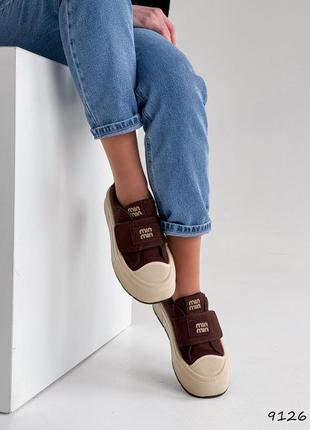 Удобные шоколадные замшевые демисезонные высокие кеды ботинки в стиле бренда на липучке