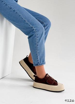 Удобные шоколадные замшевые демисезонные высокие кеды ботинки в стиле бренда на липучке