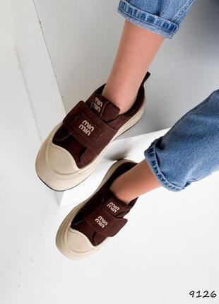 Удобные шоколадные замшевые демисезонные высокие кеды ботинки в стиле бренда на липучке