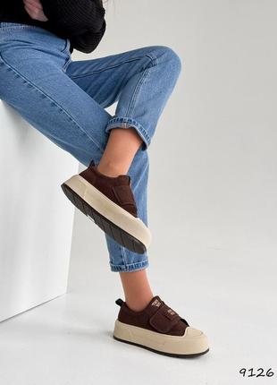 Удобные шоколадные замшевые демисезонные высокие кеды ботинки в стиле бренда на липучке