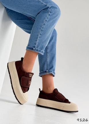 Удобные шоколадные замшевые демисезонные высокие кеды ботинки в стиле бренда на липучке