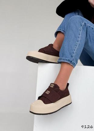 Удобные шоколадные замшевые демисезонные высокие кеды ботинки в стиле бренда на липучке