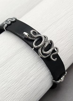 Серебряный браслет на коже змея