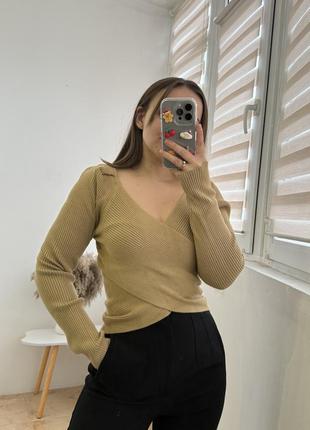 Кофточка с вырезом