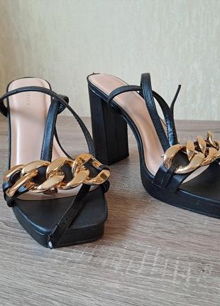 Босоніжки на високих підборах