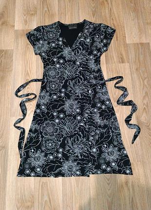 Легкое летнее платье на запах. в красивом состоянии, без дефектов