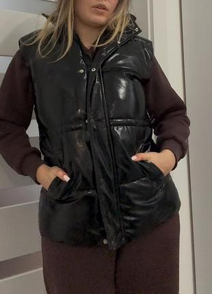 Безрукавка жилетка лакова чорна