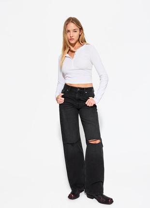 Широкі джинси із подертостями bershka