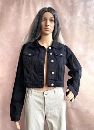 Вкорочена куртка джинс чорна boohoo s/xs/m з потертостями джинсовка куртка стильная