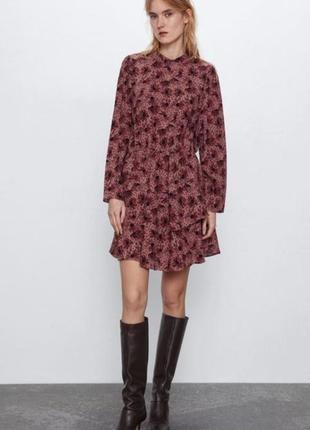 Платье zara с воротником стойкое и длинным рукавом, платье мини в цветочный принт с воланами, р. s