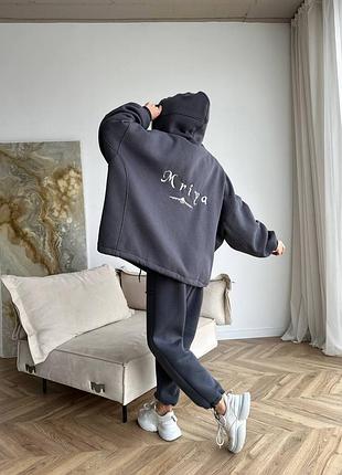 Женский теплый спортивный костюм, худи с надписью mriya и джоггеры на высокой талии, турецкая трехнить пенье на флисе, в графитовом цвете