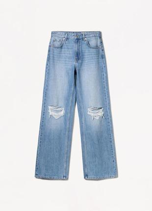 Широкие джинсы с потертостями bershka