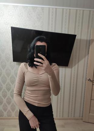 Нюдовый лонгслив с открытыми плечами, нежный и эффектный