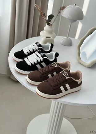 Жіночі кросівки