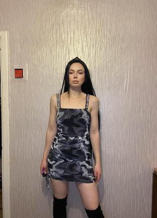 Красива жіноча облягаюча сукня