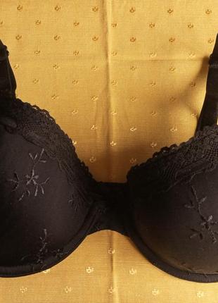 Бюстгалтер на поролоне гладкий с вышивкой lingerie c&a 80d