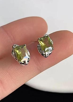 Трендові сережки рідкий метал із зеленими камінцями 💚