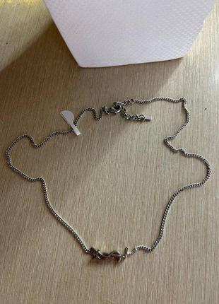 Брендовая подвеска серебряного цвета