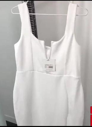 Біле плаття міді з розрізом з кісточкою