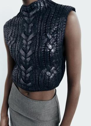 Вязаная жилетка металлик косая блестящая