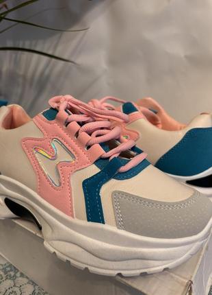 Кросівки жіночі