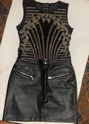 Кожаная юбка и майка очень красивая