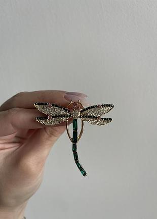 Металева брошка бабка стикова зелена