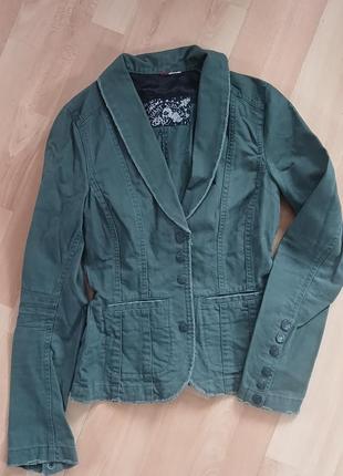 Стильный джинсовый пиджак по фигуре divided xs-s с потертостями